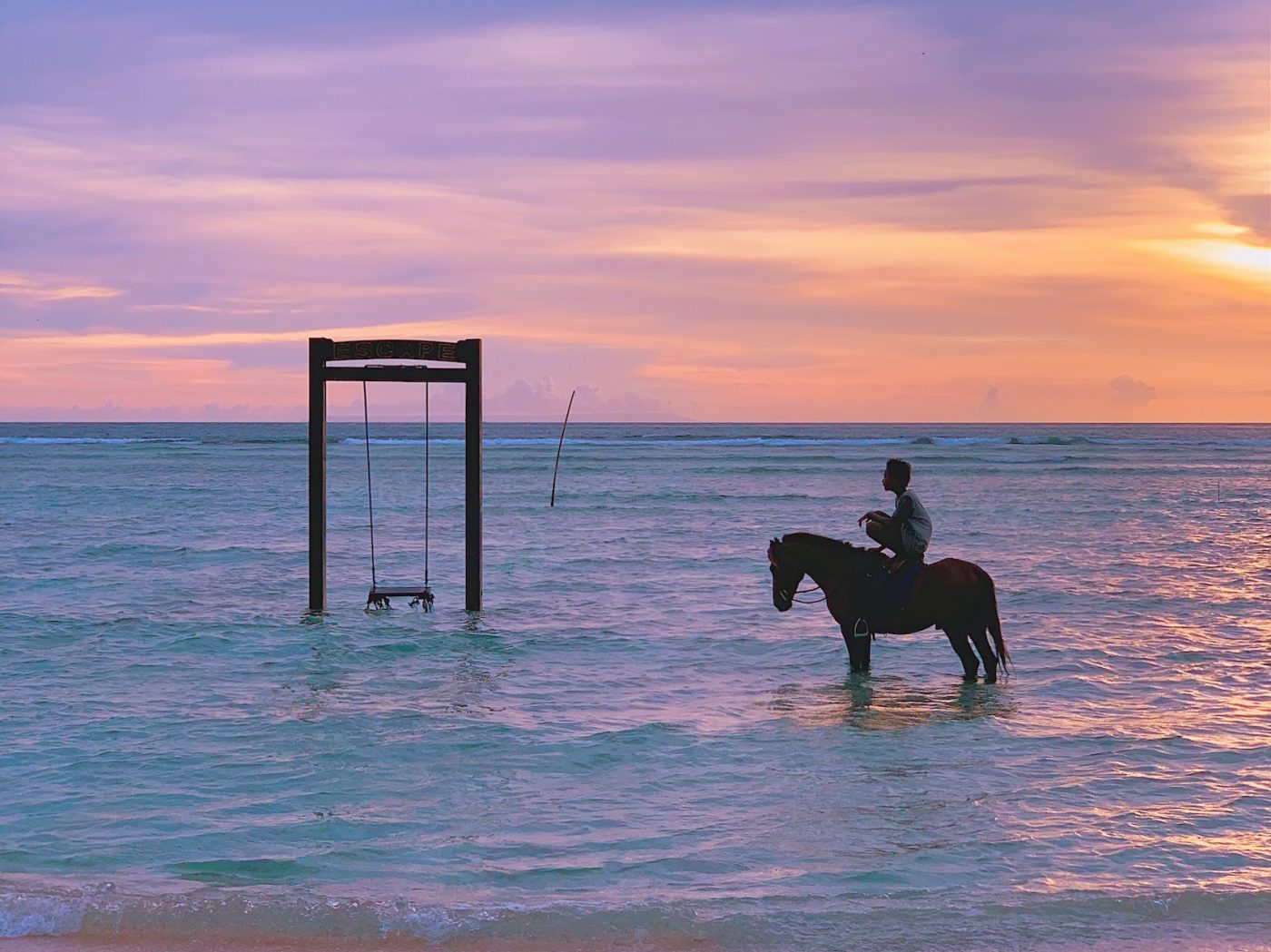Sonnenuntergang am Meer auf Gili mit Pferd im Wasser