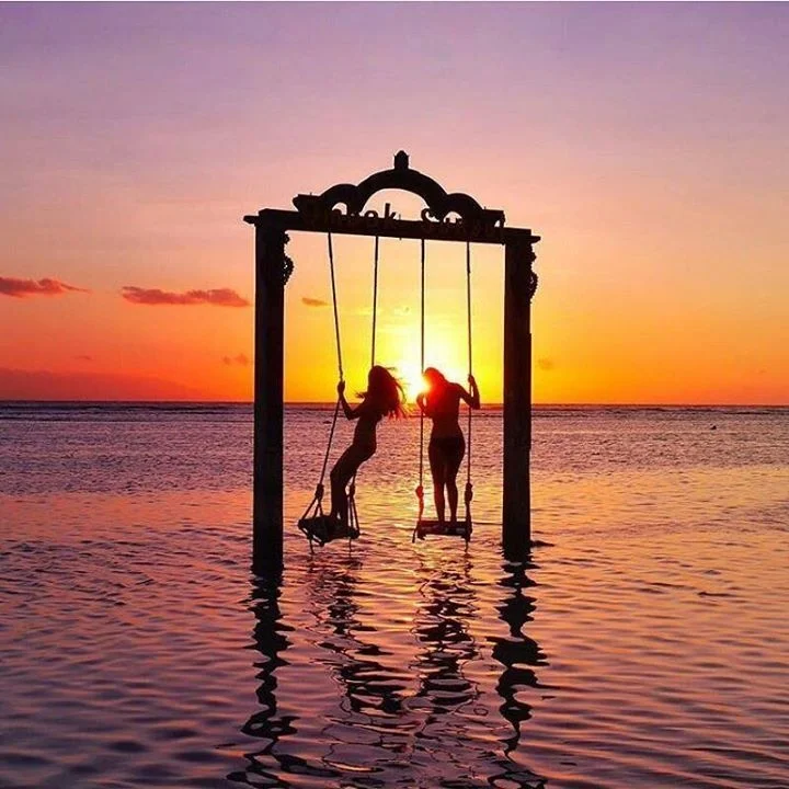 Schaukel im Meer bei Sonnenuntergang auf den Gili Inseln