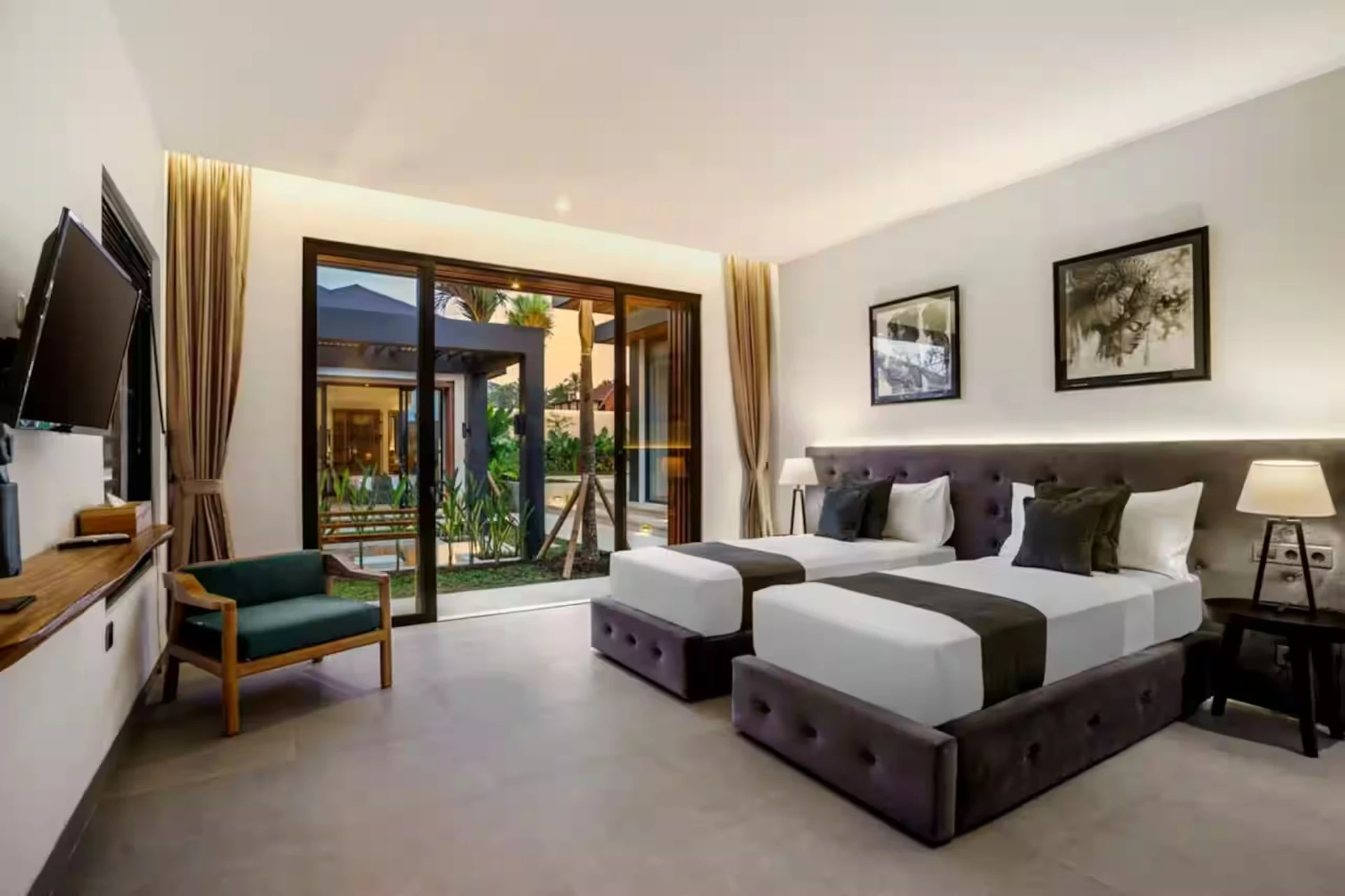 Schlafzimmer der Villa mit Blick auf die Reisfelder