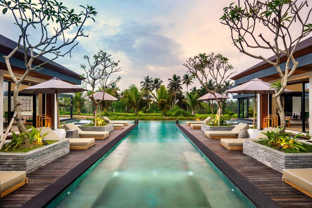 Villa mit Infinity-Pool im Bali-Sonnenuntergang