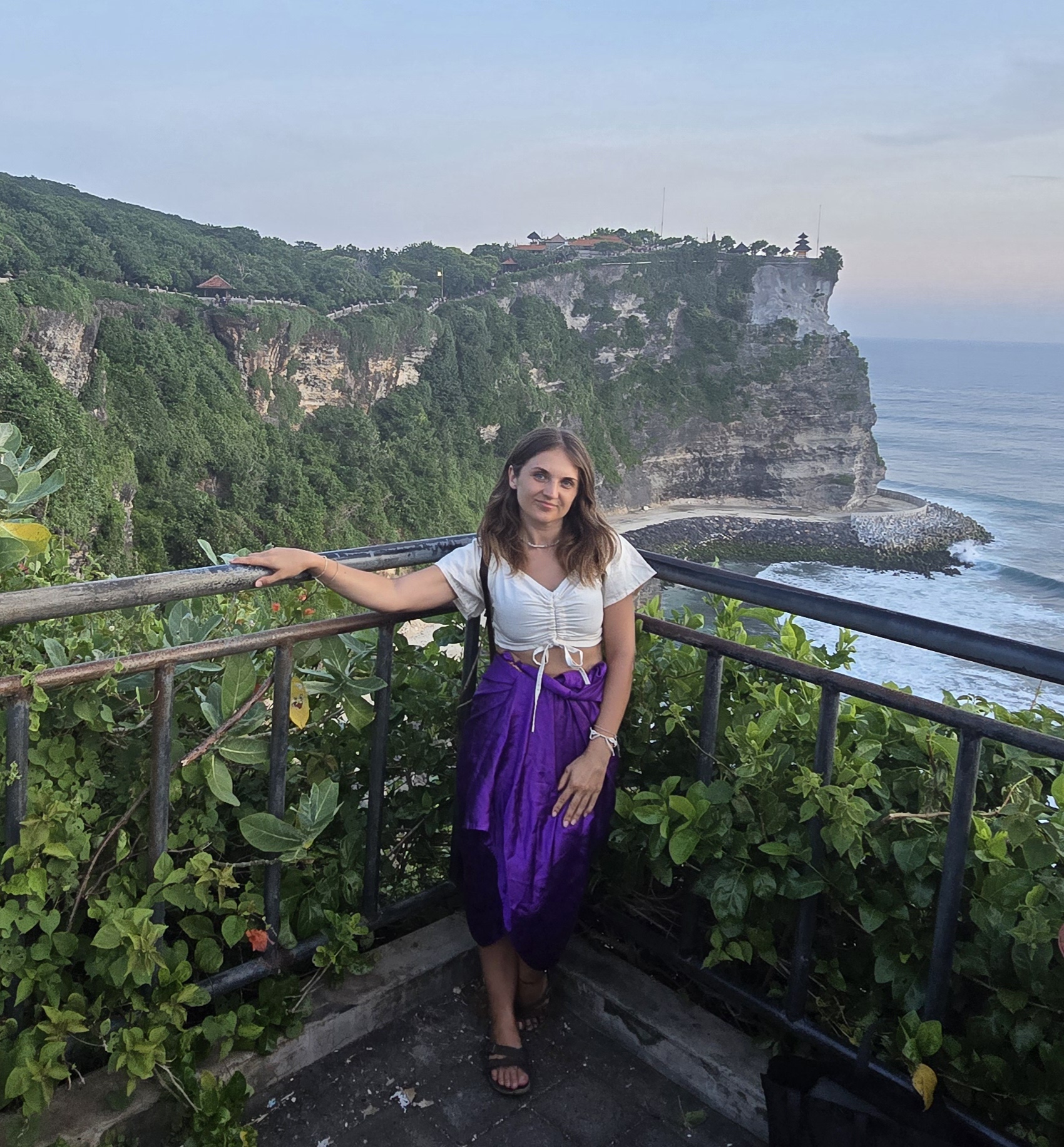Julia Kunz an den Klippen von Uluwatu, Bali