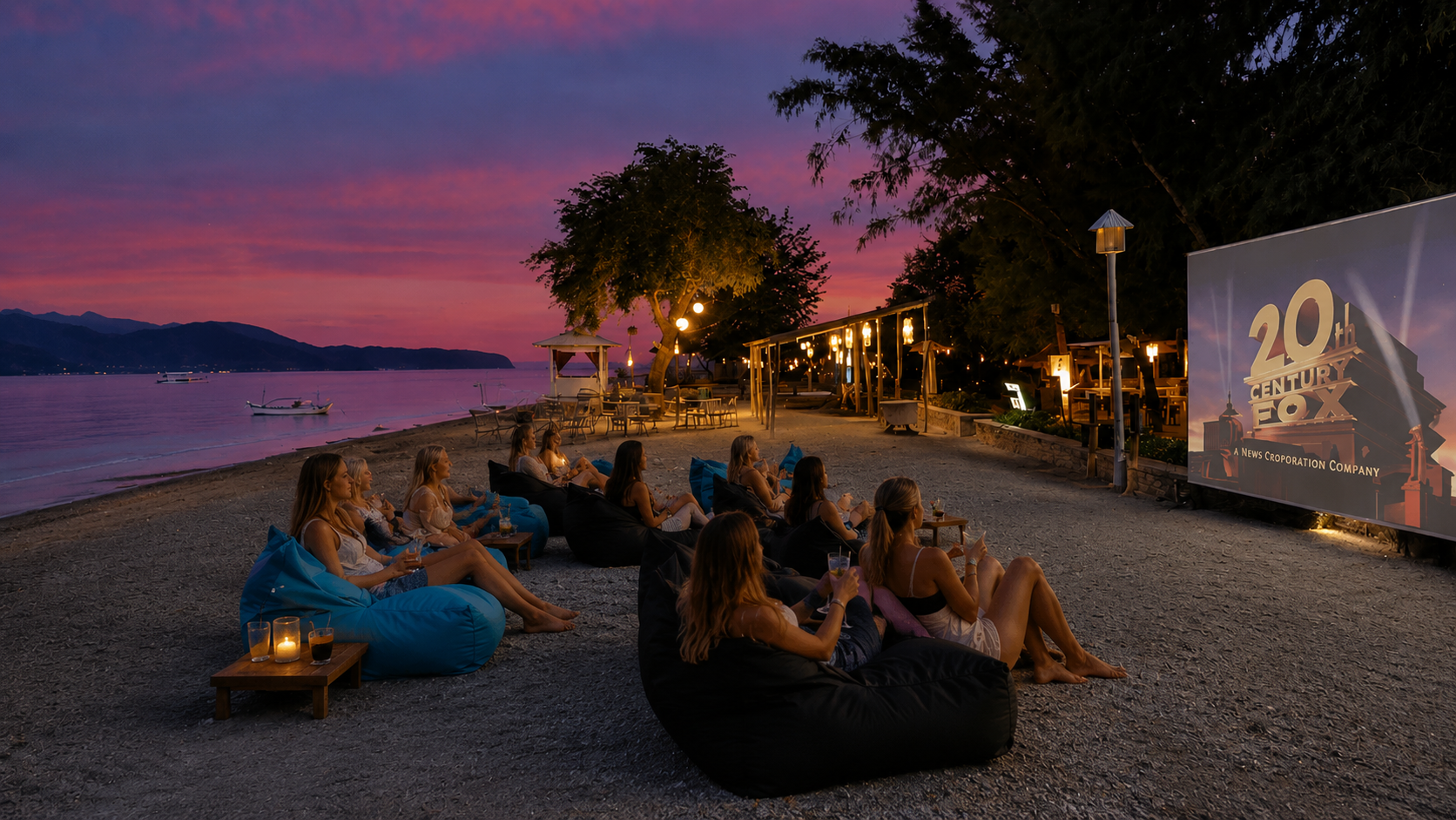 Open-Air-Kino am Strand der Gili Inseln zur blauen Stunde