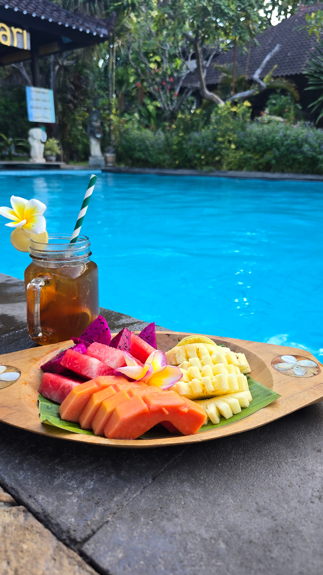 Frühstück am Pool in Bali