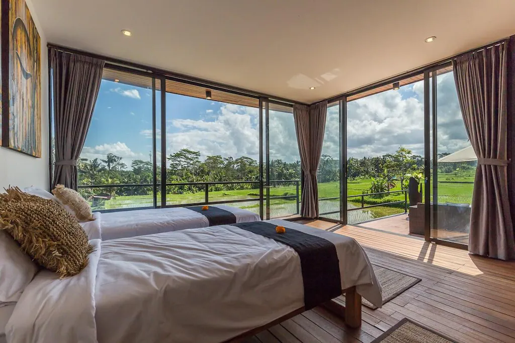 Schlafzimmer der Villa mit Blick auf die Reisfelder