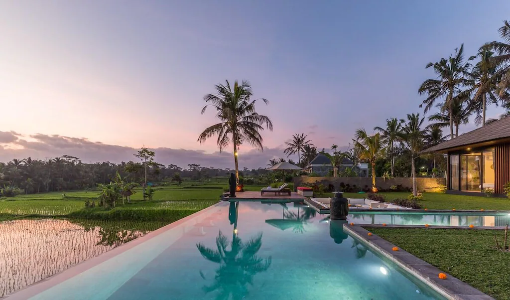 Villa mit Infinity-Pool im Bali-Sonnenuntergang